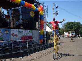 Milhares de  pessoas lotam Praça da Catedral de Maringá neste domingo durante o Passeio Ciclístico da Primavera